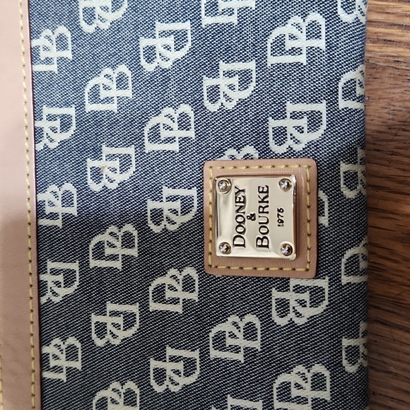 Dooney & Burke Grey and cream wristlet. Measurements in pictures - Picture 2 of 6
